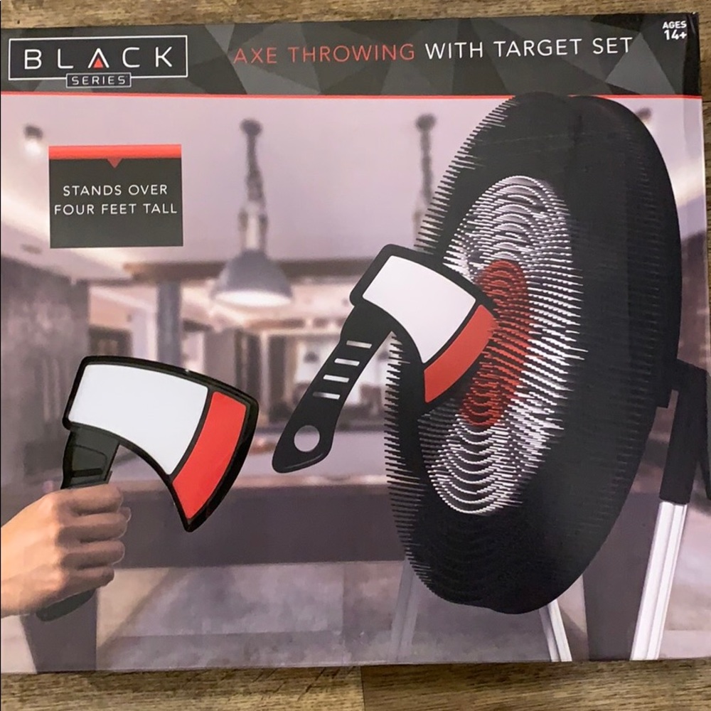 The Black Series - Axe throwing with target set